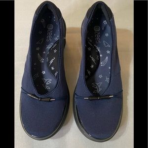BZees Shoes Size 8M Navy Blue Stretch